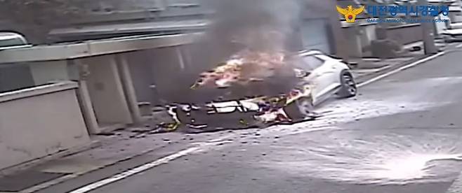 30대 여성이 길가에 주차된 차량에 불을 질러 차량에서 불이 나고 있다.(사진=대전경찰청 페이스북 갈무리) *재판매 및 DB 금지
