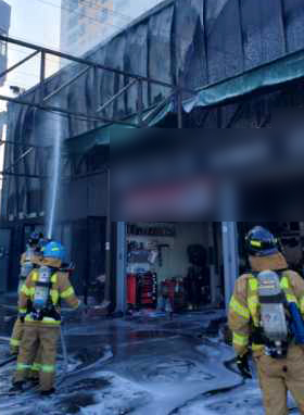 [부산=뉴시스] 12일 오후 부산 기장군의 한 세차장 건물 2층에서 불이 났다. (사진=부산경찰청 제공) *재판매 및 DB 금지