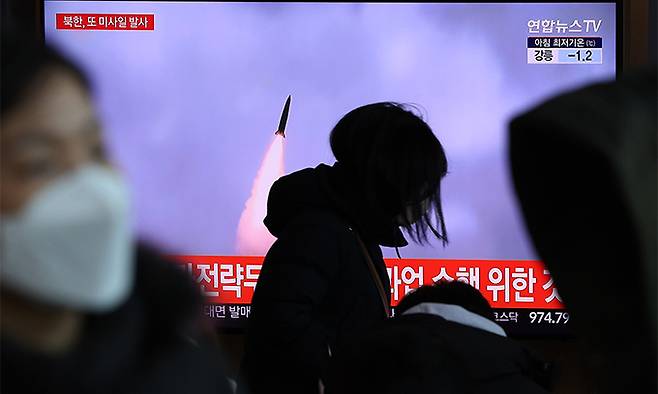 지난 11일 서울역 대합실에서 시민들이 북한의 탄도미사일 추정 발사체 발사 관련 뉴스를 시청하고 있다. 연합뉴스