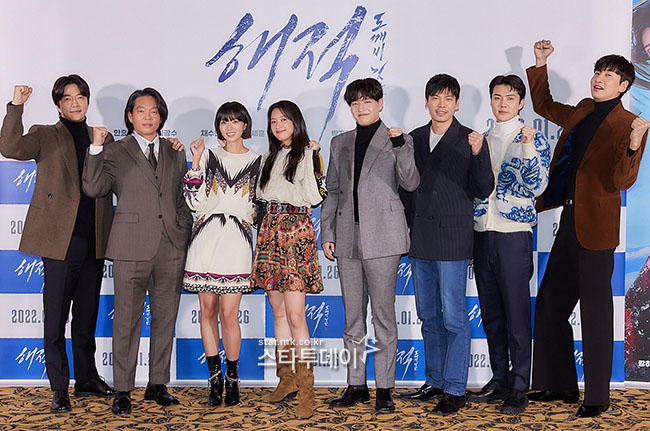 Actor Kwon Sang-woo, Park Ji-hwan, Chae Soo-bin, Han Hyo-ju, Kang Ha-neul Kim Sung-oh, Oh Se-hoon, Lee Kwang-soo poses at the media preview of The Pirates: The Last Royal Treasure, which was held at Lotte Cinema World Tower in Jamsil, Seoul on the afternoon of the 12th.