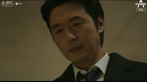 The real criminal who stabbed Jeon So-min, the house of Queen Showwindo, was shocked by Lee Sung-jae.So Song Yoon-ah and Jeon So-min joined hands to make Lee Sung-jae the Punisher.In Channel As House of the Showwindo, which aired on the 11th, the culprit who stabbed Yoon Mi-ra was revealed as Lee Sung-jae.Tae Yong (Park Sang-hoon), the son of Han Sun-joo (Song Yoon-ah), confessed to being the culprit who stabbed Yoon Mi-ra, but Detective (Kim Byung-ok) mentioned that there was a loophole in his confession.Detective said, The knife that stabbed Mr. Yoonmira is a thicker and bigger knife. What happened? Tae-yong replied, I dont know.Shin said, Dont worry too much. Tae-yong is a law-abiding boy. Hes not going to prison or anything.I will not have a criminal record, and Han Sun-ju said, Do you really think you stabbed Yoon Mi-ra? Han said, Our Tae-yong is not such a child. Han said, Why are you defining our Tae-yong as a criminal? Han said to Tae-yong, I do not believe you stabbed him.Tell me why you are lying. But Tae Yong did not change the word that he was the perpetrator.In the meantime, Han Sun-joo recalled that her husband Shin Myung-seop had lost his rinsing chip in the middle, and found that he had wrapped a knife with a rinsing chip and hid it in the house.At that time, Shin Myung-seop was drawn to find Yoon Mi-ras room, and Shin Myung-seop showed an eerie appearance to kill Yoon Mi-ra by stopping the operation of Yoon Mi-ras oxygen respirator.Shin Myung-seop showed the evil persons face by saying, Please go for me. Shin Myung-seop, who returned home, hid his wrapped knife with a rinsing cloth.On this day, Han Sun-ju followed Yoon Mi-ra from the hospital room with Fade to Black, and Yoon Mi-ra was listening to Shin Myung-seops voice to kill him and learned his sincerity.Yoon Mi-ra turned to the roof blankly.Then, the situation between Yoon Mi-ra and Shin Myung-seop was revealed at the time of the Remind Wedding.Shin Myeong-seop, who found Yun Mi-ra at the house at the time, said, Why are you here to be in the United States? Yoon Mi-ra said, I did not go from the beginning. I do not intend to go anywhere without you.Im the one whos here. He said he would hand over the original copy of his line gallery transaction to Han Seon-ju, and said, If you hand it over, youll declare divorce.Shin Myung-seop, who is in a situation where his ambitions will be frustrated, said, Lets start with me again. If we join together, we can catch up with Rahen soon.Im going to go out and bring it to Han Sun-joo. So Shin hit Yoon Mi-ra on the cheek, dried her angry Yun Mi-ra, and finally stabbed her.Yoon Mi-ra, who is trembling in betrayal and pain, and Shin Myung-seop, who hides his crime coldly.Yoon Mi-ra, who came up on the roof, tried to make an extreme choice by recalling the people of Shin Myung-seop who loved him.Youre going to end it with my brothers death, too? Id be wrong, Id be wrong, Id die, Id be wrong.Shin Myung-seop, who heard that Yoon Mi-ra had found the ceremony, headed to the hospital with a heavy step.After a while, Yoon Mi-ra, who called Detectives and Shin Myung-seop together, said, I remember who stabbed me with a knife on the wedding day of the Remind wedding day.While Yoon Mi-ra confessed to her own play, Yoon Mi-ra continued to perform memory loss and deceived Shin Myung-seop as the criminal is Tae-yong? You can not make a criminal.Also on this day, Tae-hee (Shin Lee-joon) asked Tae-yong to confess to save Han Sun-joo, and it was revealed that Tae-yong had made a fade to black appearance of his father Shin Myung-seop stabbing Yoon Mi-ra.Yoon Mi-ra, who realized that Shin Myung-seop did not love him, and Han Sun-joo, who was angry at Shin Myung-seops people, said, Now you and I will finish it.Shin Myung-seop and took a hand to make Shin Myung-seop the Punisher.It is noteworthy how the two people who were betrayed by Shin Myung-seop will go to the cider The Punisher.