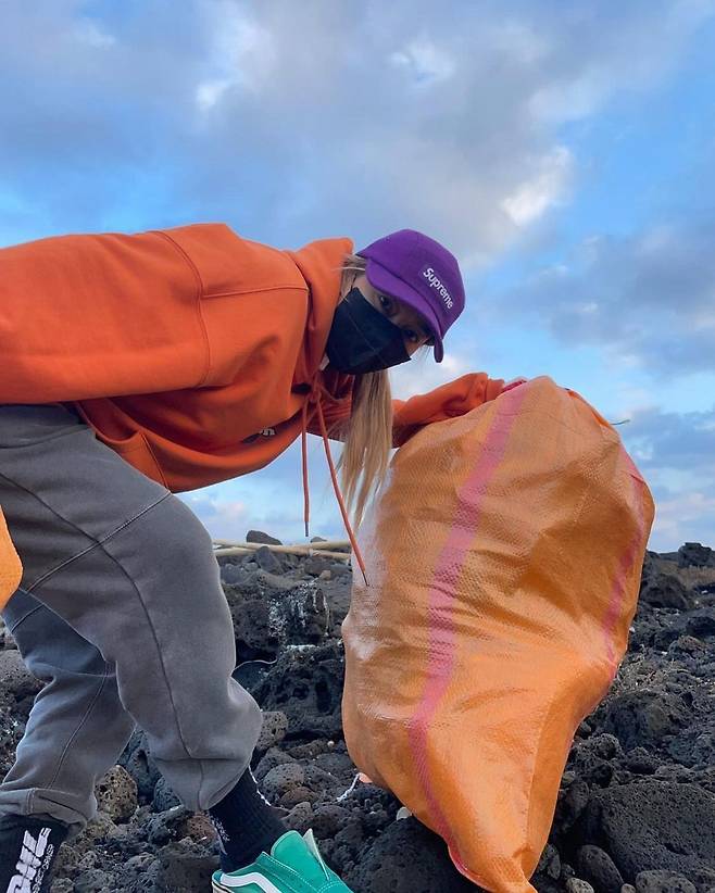 Huang Bo posted a picture on his 12th day with his article Find a hidden picture that has been fitted with a bag of orange clothes and has been fitted for a while.Huang Bo in the public photo is picking up marine garbage near Jeju sea.Huang Bo, wearing an orange-colored hood, is leaving a certification shot in front of a pile of sacks.Huang Bos recent situation, which conveys good influence during the trip, attracts attention.Meanwhile, Huang Bo is appearing as a fixed guest of SBS PowerFM Kim Young-chuls PowerFM.Photo: Huang Bo Instagram