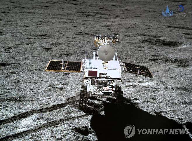 (EPA=연합뉴스) 2019년 1월 중국 달 탐사선 창어4호가 찍어 보낸 사진. 무인 로봇 탐사차가 달 표면에서 작업하는 모습. [중국국가항천국(CNSA) 제공. 재판매 및 DB 금지] 2022.1.12.