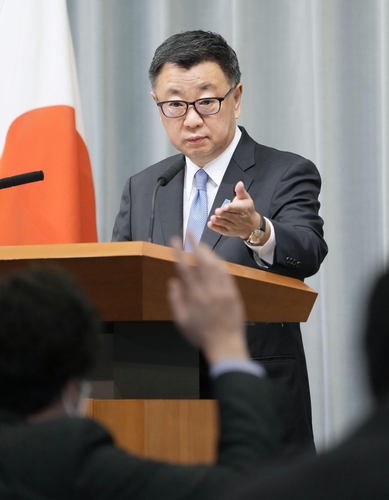 기자회견하는 일본 관방장관 (도쿄 교도=연합뉴스) 마쓰노 히로카즈(松野博一) 일본 관방장관이 12일 오후 일본 총리관저에서 기자회견을 하고 있다.