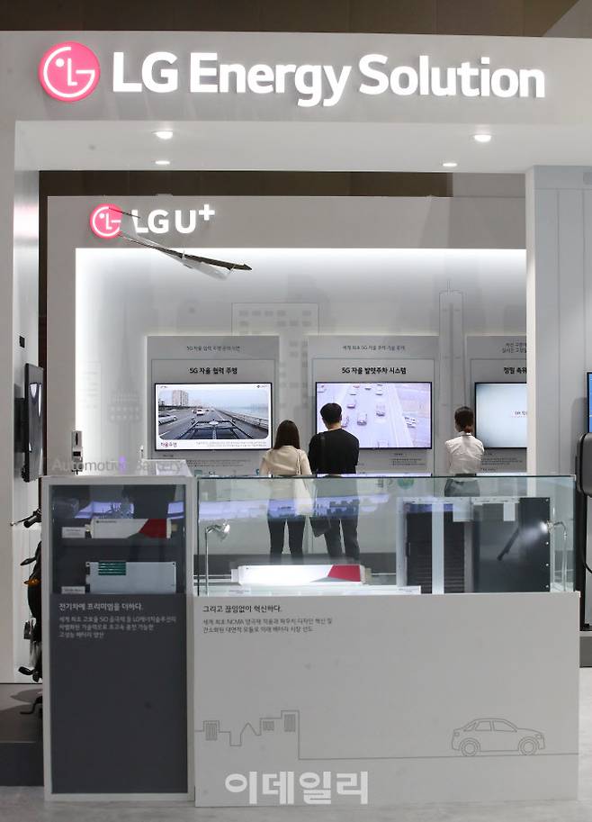 ‘2021 그린뉴딜엑스포’에서 관람객들이 LG에너지솔루션 부스를 살펴보고 있다.(사진=뉴스1)