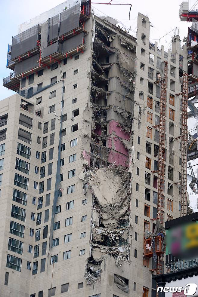 지난 11일 오후 3시46분쯤 광주 서구 화정동의 한 아파트 공사현장에서 외벽 붕괴 사고가 발생했다. 사고가 발생한 아파트 공사현장 모습. 2022.1.12/뉴스1 © News1 정다움 기자