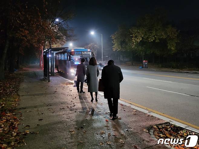 고양시에서 서울로 출근하기 위해 새벽부터 M버스를 기다리고 있는 시민들. © 뉴스1