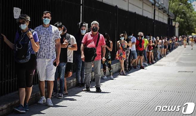 지난 6일 아르헨티나 부에노스아이레스에 마련된 코로나19 검사소에 주민들이 검사를 받기 위해 길게 줄을 서 있다. © AFP=뉴스1 © News1 우동명 기자