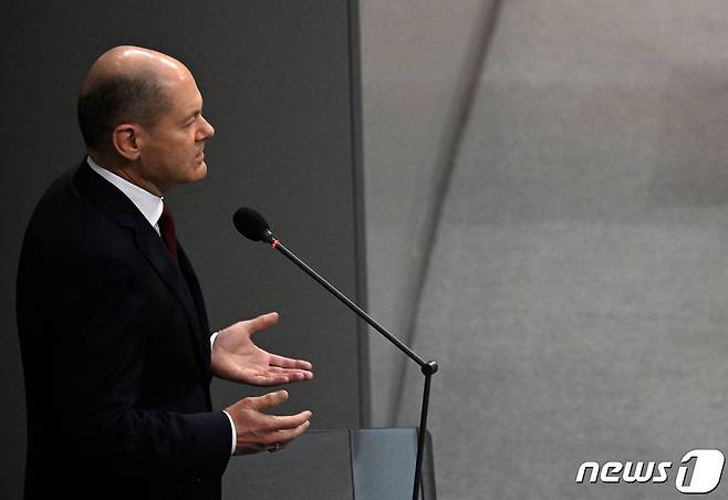 12일(현지시간) 첫 의회 질의응답에 임하고 있는 올라프 숄츠 독일 총리. © AFP=뉴스1