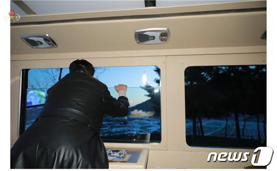 북한 김정은 노동당 총비서가 전용열차로 추정되는 곳에서 극초음속미사일의 발사 장면을 지켜보는 모습.(조선중앙TV 갈무리)© 뉴스1