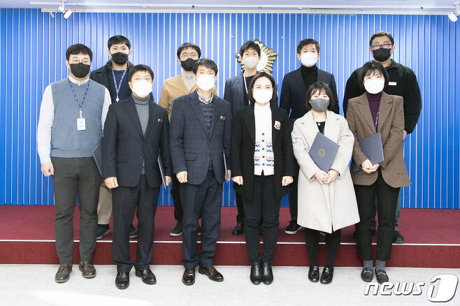 신명순 김포시의회 의장(사진 앞줄 왼쪽에서 네번째)이 의회사무기구 임명장 수여식 후 관계자들과 기념사진을 촬영하고 있다.(김포시의회 제공)© 뉴스1