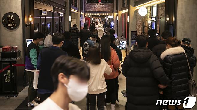사진은 2일 오후 서울 용산구의 한 극장에 QR체크하며 입장하는 관람객들의 모습. 2022.1.2/뉴스1 © News1 김진환 기자