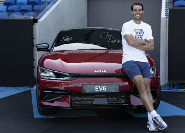 테니스 선수 라파엘 나달이 호주오픈 공식차 전달식서 기념사진을 촬영하고 있다.