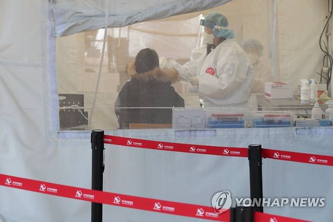 13일 부산 사상구보건소 선별진료소를 찾은 시민들이 코로나바이러스 감염증(코로나19) 검사를 받고 있다. /연합뉴스