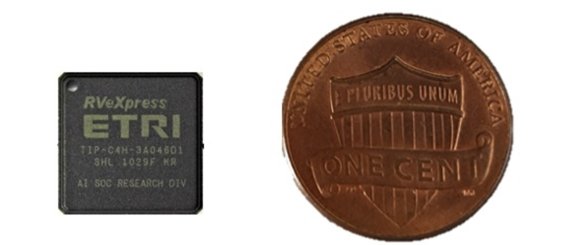 ETRI 연구진이 RVX 플랫폼을 활용해 개발한 초저전력 RISC-V 반도체는 가로세로 크기가 9mm에 불과하다. ETRI 제공