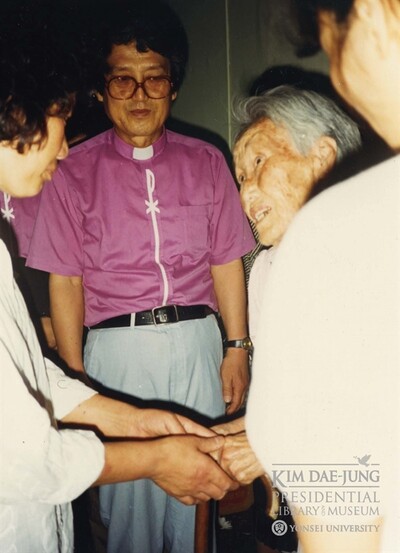 1987년 7월 서울 연세대세브란스병원 이한열 열사의 빈소에서 배은심(왼쪽) 어머니가 문익환 목사의 어머니 김신묵(오른쪽) 권사와 동생 문동환 목사의 조문을 받고 있다. 연세대 김대중도서관이 10일 최초로 공개한 사진이다.