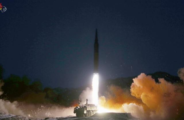 북한 조선중앙TV는 12일 김정은 국무위원장이 극초음속 미사일 시험 발사를 참관했다고 보도했다. 평양=조선중앙TV·뉴시스