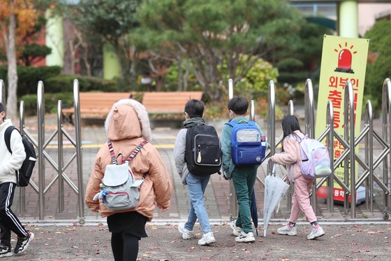 지난 11월 22일 광주 서구 한 초등학교 학생들이 등교하고 있다. 연합뉴스