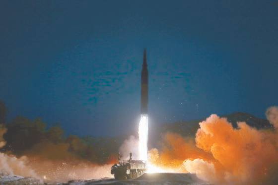 북한 국방과학원이 11일 극초음속 미사일을 시험발사했다. 김정은 국방위원장이 현장에서 참관했다. 뉴스1