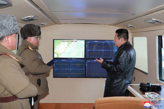 김정은 북한 국무위원장이 전용 차량에서 극초음속 미사일 비행을 모니터로 지켜보고 있다. 오른쪽 위 모니터에 '극초음속미싸일 시험발사 계획'이라고 써 있다. 연합