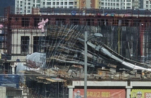 '중흥S-클래스 에듀포레' 아파트 신축 공사 현장에서 일부 구조물이 강풍에 무너졌다. 사진=온라인커뮤니티