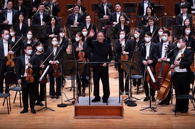 Conductor Chung Myung-whun (center) waves to the audience after a concert with the KBS Symphony Orchestra on Dec. 24, 2021. (KBS Symphony Orchestra)