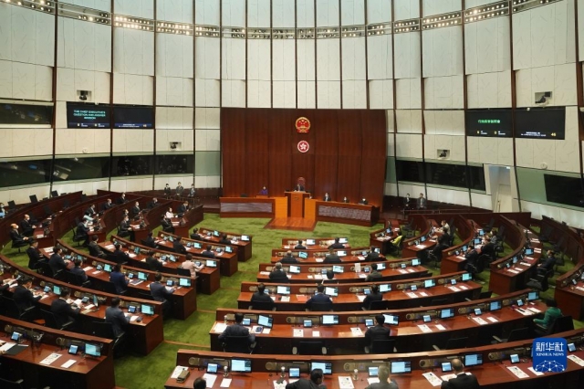 제7기 홍콩 입법회의 임기 첫 회의가 열린 지난 12일 회의장 연단 뒤로 중국 중앙정부를 상징하는 국가 휘장과 홍콩 구장이 동시에 걸려 있다. 신화통신 홈페이지