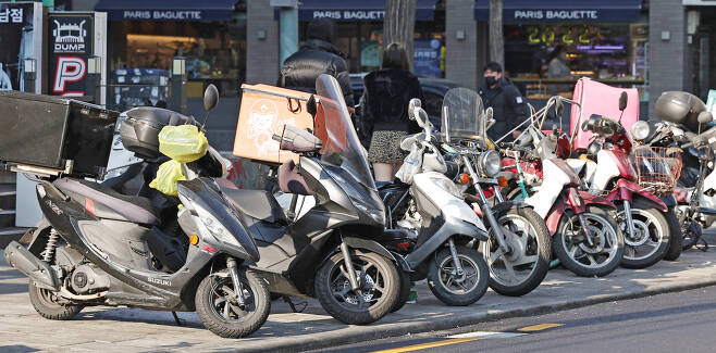 서울 시내의 한 인도 위에 오토바이들이 세워져 있다. [연합]