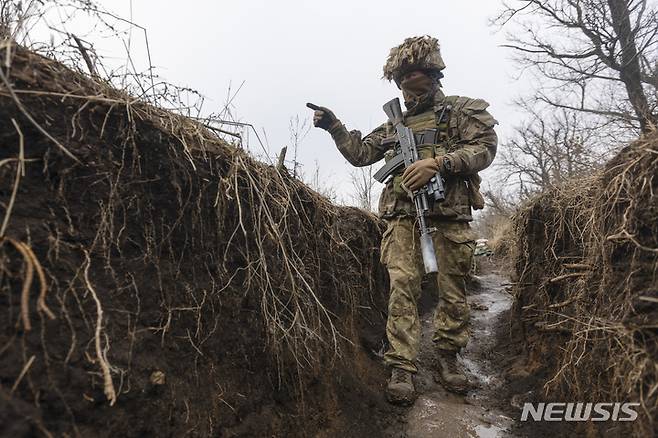 [도네츠크=AP/뉴시스] 10일(현지시간) 우크라이나 도네츠크 지역에서 한 우크라이나군 병사가 친러시아 반군과의 경계 구역 내 참호에서 순찰하고 있다. 2022.01.11.