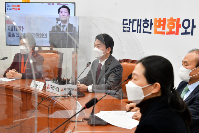 안철수(왼쪽 두번째) 국민의당 대선 후보가 13일 국회에서 열린 중앙선거대책위원회의에서 발언하고 있다./권욱기자