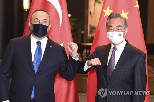 12일 중국 장쑤성 우시에서 만난 중-터키 외교장관 (신화=연합뉴스)