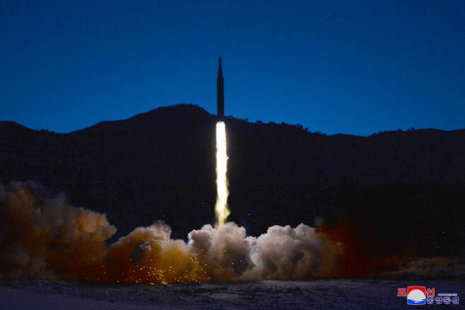 북한 국방과학원이 11일 극초음속미사일 시험발사를 김정은 국무위원장이 참관한 가운데 진행해 성공시켰다고 조선중앙통신이  지난 12일 보도했다.