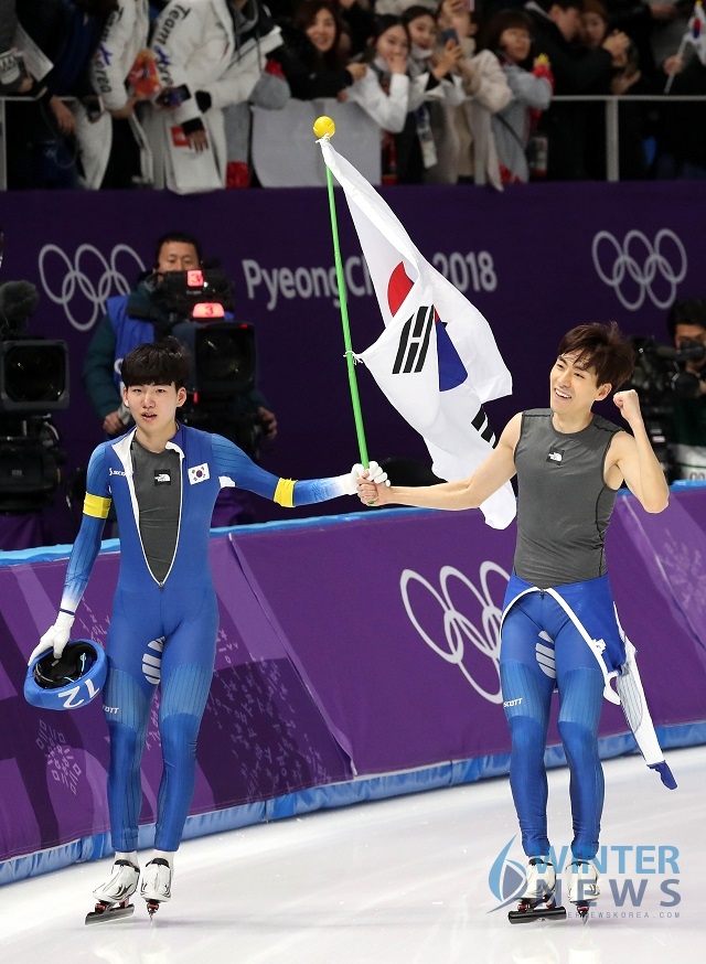 2018평창올림픽에서 정식 종목으로 채택된 매스스타트의 남자 첫 금메달리스트가 된 이승훈이 정재원과 함께 승리를 자축했다. [사진=MHN스포츠 DB]