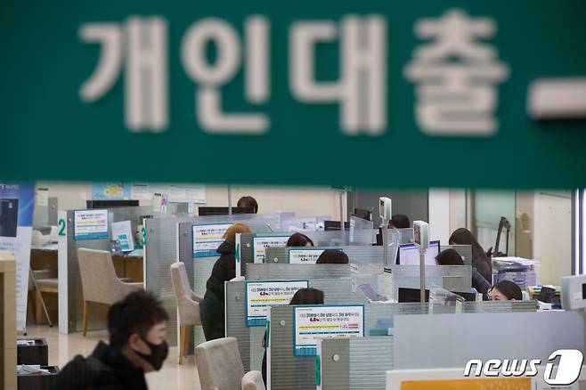 5일 서울 중구 명동 하나은행 영업부를 찾은 고객들이 상담을 받고 있다.  2022.1.5/뉴스1 © News1 유승관 기자
