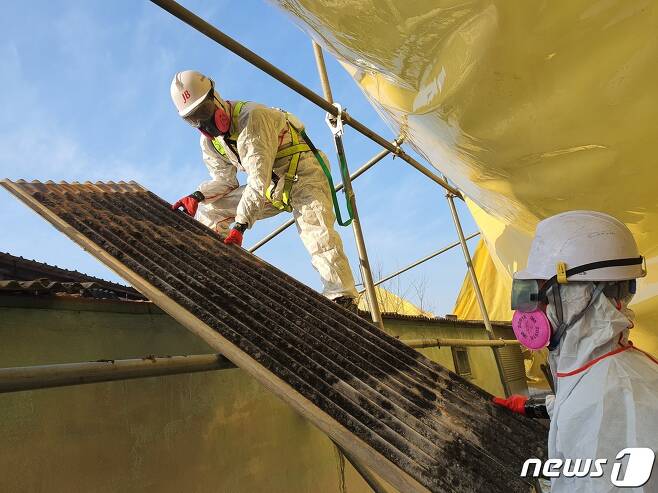 충북 청주시는 노후 슬레이트 처리 및 지붕개량 지원사업을 추진한다.(사진은 기사 내용과 무관함) / 뉴스1 © News1