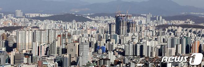 서울 남산에서 바라본 서울시내 아파트 모습. 2021.12.31/뉴스1 © News1 황기선 기자