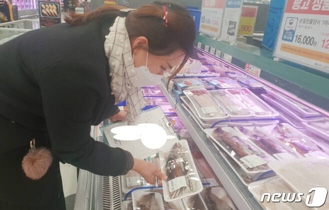 성남시 물가 모니터 요원이 설 명절 성수품 가격을 조사하고 있다.(성남시 제공) © News1