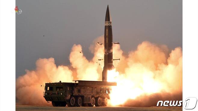 북한 '신형전술유도탄' 발사.  (조선중앙TV 캡처) © 뉴스1