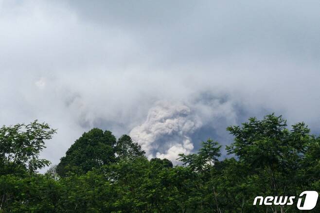 16일(현지시간) 인도네시아 자바섬 루마장에 있는 스메루 화산이 분화하면서 짙은 연기와 화산재를 내뿜고 있다. © AFP=뉴스1 © News1 우동명 기자