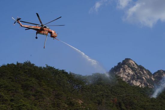 산림청 산불진화 헬기가 상공에서 산불재난 대응 훈련을 하고 있다. 산림청 제공
