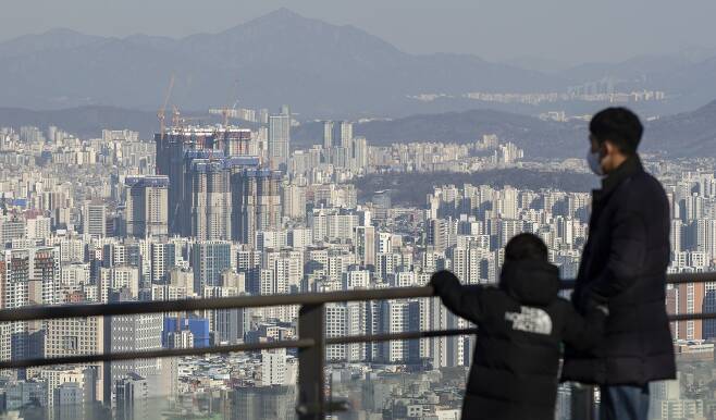 서울 남산에서 시민들이 서울 시내를 바라보고 있다. 서울의 아파트 값이 급등하면서 세계에서 집값이 두번째로 비싼 도시에 올랐다./박상훈 기자