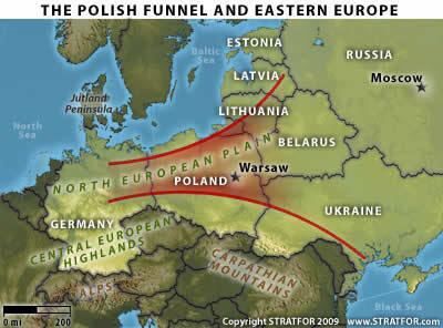 러시아는 역사적으로 유럽 서쪽에서 오는 침략 세력을 폴란드에서 막지 못하면, 광활한 유럽대평원에서 도저히 막을 수 없다는 전략적 고민을 했다./stratfor