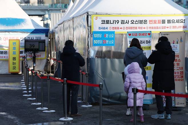 이달 11일 서울역광장에 마련된 코로나19 임시 선별검사소. /연합뉴스