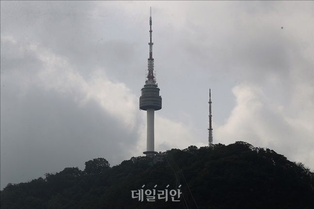 서울 중구 명동인근에서 바라본 남산 서울N타워 너머로 구름이 관측되고 있다. ⓒ데일리안 홍금표 기자
