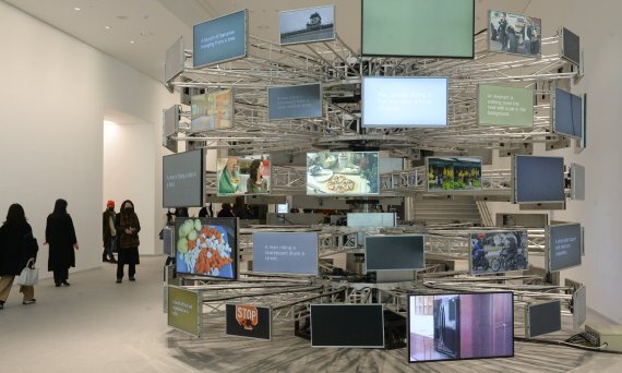 지난 6일 개관한 울산 중구 울산미술관 전시관에서 얀 레이 작품의 레버리 리셋 작품이 전시되고 있다. /사진=뉴시스