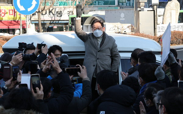 더불어민주당 이재명 대선후보가 14일 오후 인천시 부평구 부평 문화거리에서 시민들과 인사하고 있다. 연합뉴스