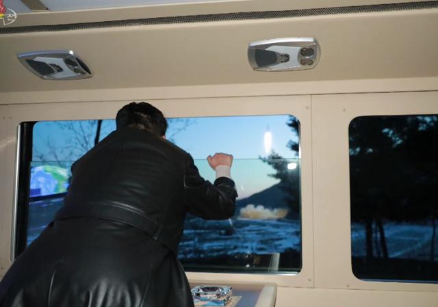 김정은 북한 노동당 총비서 겸 국무위원장이 11일 북한의 극초음속 미사일 시험발사를 참관하고 있다. 조선중앙TV 캡처 뉴시스