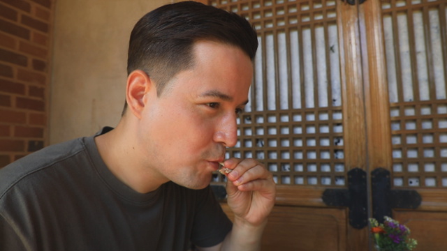 독일인 다리오 조셉 리가 '한국기행'에서 게를 먹고 있다. 그는 꼬막도 좋아한다. EBS 제공
