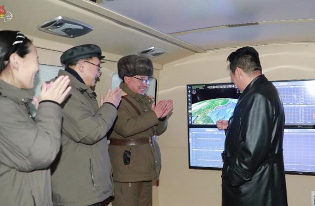 북한 조선중앙통신은 12일 김정은 북한 국무위원장이 극초음속미사일 시험 발사를 참관했다고 보도했다. 조선중앙통신 연합뉴스