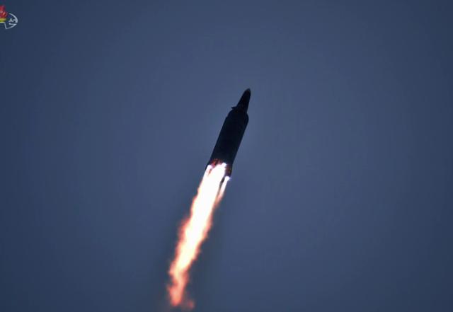 11일 북한이 올 들어 두번째 극초음속 미사일(자칭)을 발사하고 있다. 조선중앙TV 캡처 뉴시스